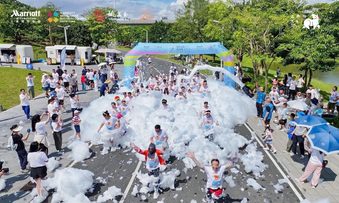 万豪集团300人慈善泡泡乐跑